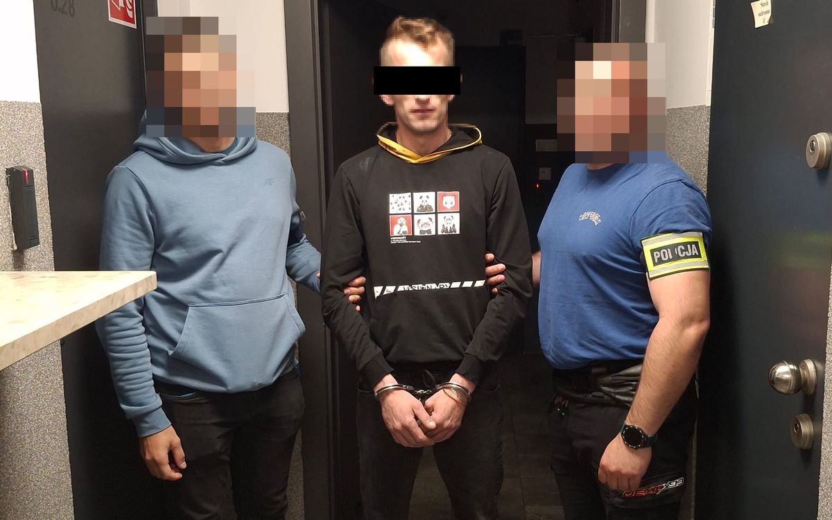 Policjanci prowadzą zatrzymanego mężczyznę.