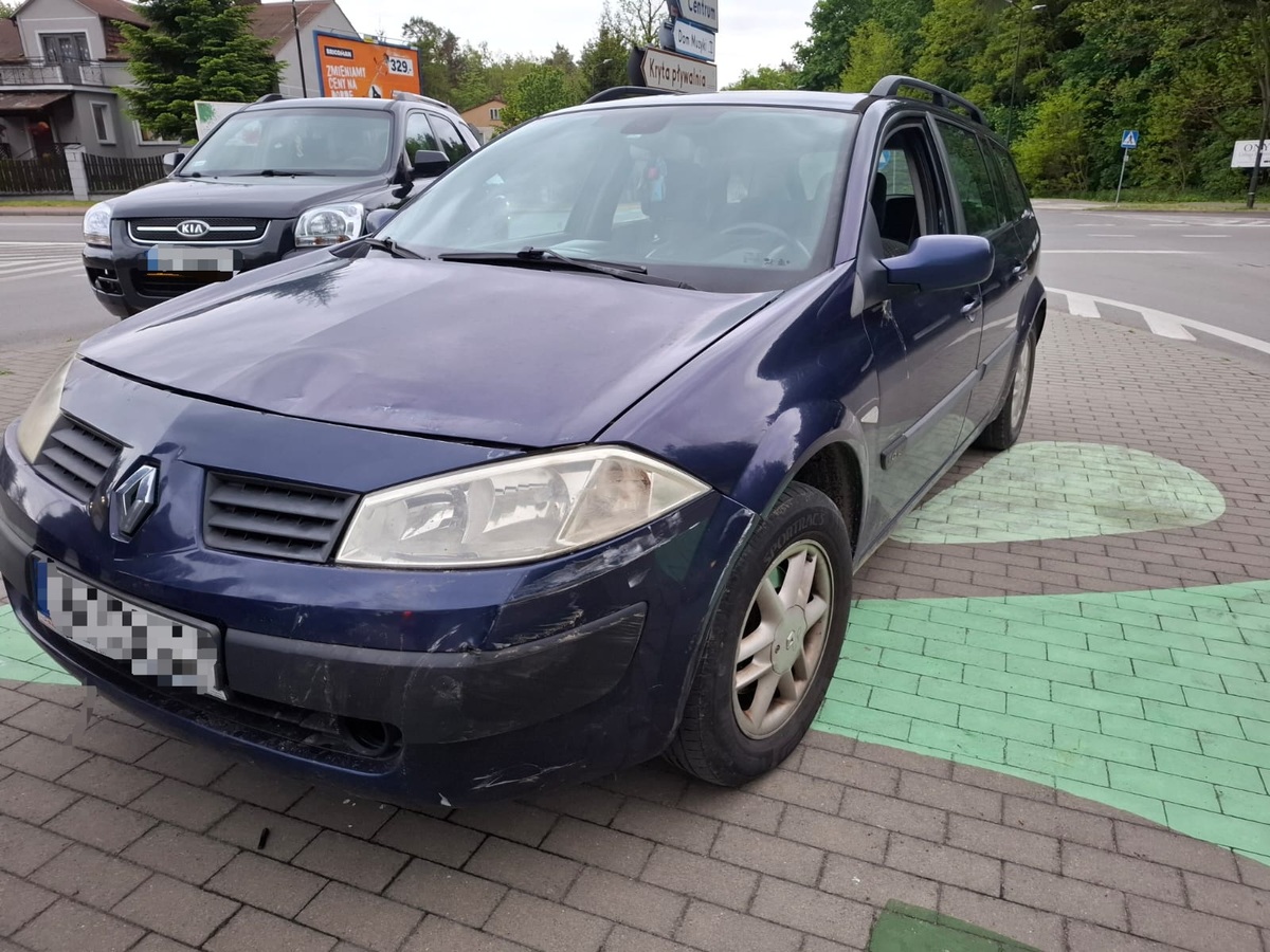 kolizja dwóch pojazdów na skrzyżowaniu dróg 