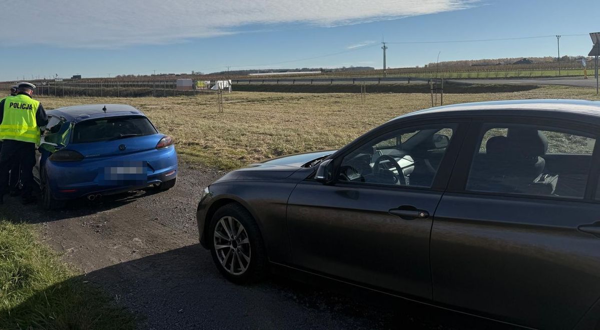 policjanci podczas kontroli drogowej