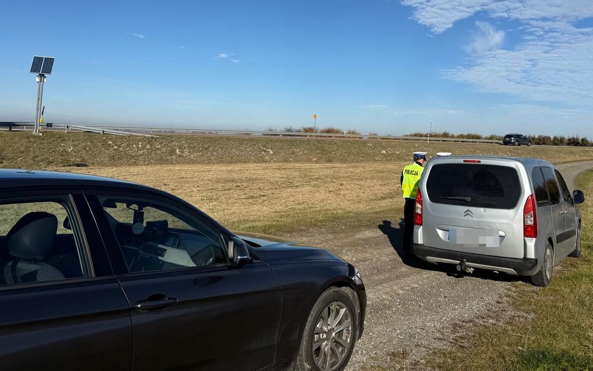 policjanci podczas kontroli drogowej