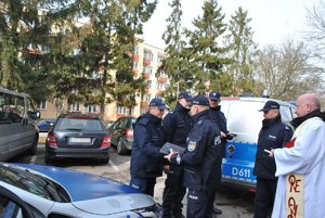 komendant Powiatowy Policji w Opolu Lubelskim komisarz Leszek Wierzejski przekazuje kluczyki do samochodu umundurowanym policjantom.