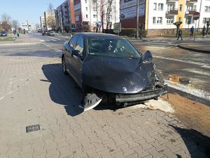 rozbite ciemne auto na skraju jezdni