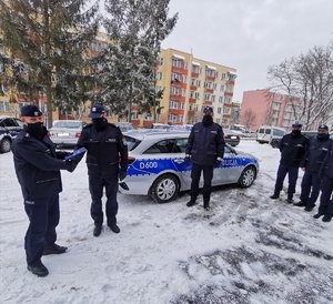 Komendant Powiatowy Policji w Opolu Lubelskim wręcza kluczyki od samochodu umundurowanemu policjantowi