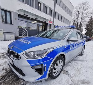 radiowóz znakowany stojący na tle budynku Komendy Powiatowej POlicji w Oplu Lubelskim