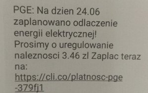 widok ekranu telefonu komórkowego z widoczną wiadomością o oszustwie