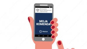 dłoń trzymająca telefon z napisem moja komenda