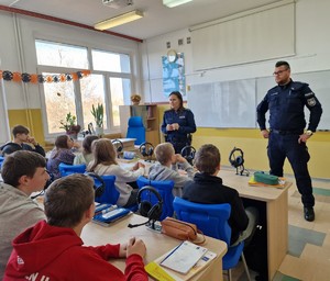 policjanci w sali lekacyjnej rozmawiają z siedzącą w ławkach młodzieżą