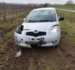 w polu stoi rozbity szary samochód