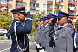 Komendant Wojewódzki Policji w Lublinie nadinspektor Artur Bielecki i stojący w szeregu policjanci