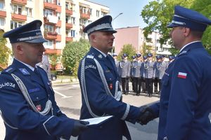 Komendant Wojewódzki Policji w Lublinie nadinspektor Artur Bielecki wraz z Komendantem Powiatowym Policji w Opolu lubelskim nadkomisarzem Leszkiem Wierzejskim wręcza akt mianowania na stanowisko pierwszego zastępcy Komendanta Powiatowego Policji w Opolu Lubelskim podinspektorowi Krzysztofowi Bijakowi