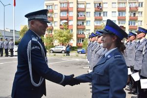 Komendant Wojewódzki Policji nadinspektor Artur Bielecki i policjantka, która otrzymała akt mianowania na wyższy stopień policyjny