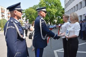 Komendant Wojewódzki Policji nadinspektor Artur Bielecki wręcza podziękowania pracownikom cywilnym