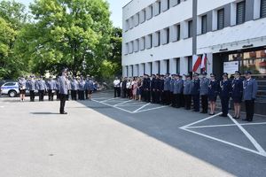 policjanci stojący na placu przed Komendą Powiatową Policji w Opolu Lubelskim