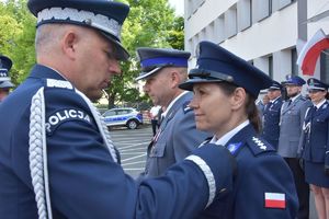 Komendant Wojewódzki Policji w Lublinie nadinspektor Artur Bielecki przypina medal zasłużonej policjantce