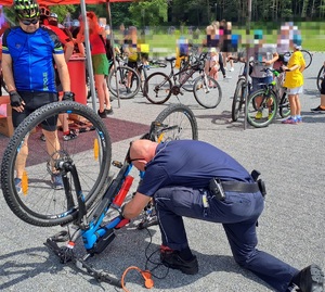 znakowanie roweru przez policjanta