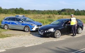 policjant kontrolujący kierujących samochodem