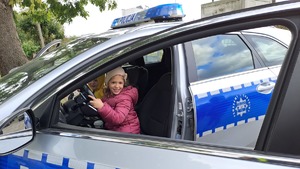 dziewczynka w policyjnym radiowozie