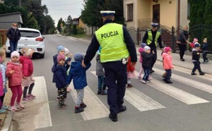 dzieci przechodzące przez przejście dla pieszych