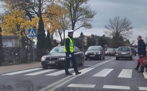 policjant ruchu drogowego na przejściu dla pieszych