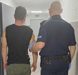 mężczyzna stojący z policjantem