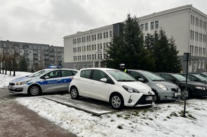 policjant kontrolujący pojazd