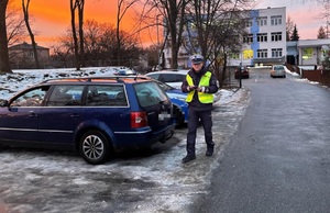 policjant przed szkołą