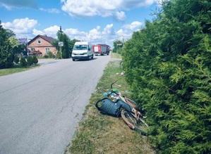 przewrócony rower i samochód dostawczy typu bus