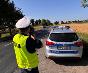 policjant dokonujący pomiaru prędkości