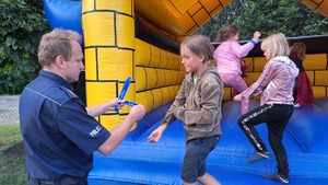 policjant wręcza odblaski