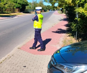 policjantka z miernikiem prędkości