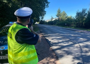 policjant z miernikiem prędkości