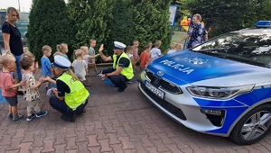 policjanci z dziećmi