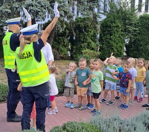 policjanci z dziećmi