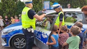 policjanci z dziećmi