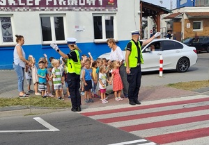 policjanci z dziećmi