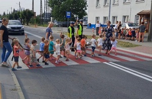 policjanci z dziećmi