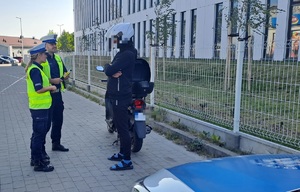 policjanci kontrolujący motocyklistę