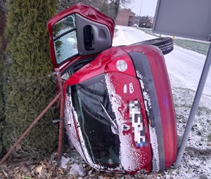 samochód leżący na boku