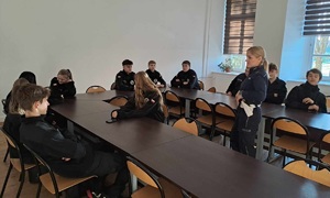 policjantka z uczniami