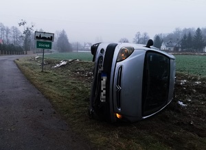 samochód citroen przewrócony na bok