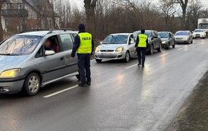 policjanci kontrolują trzeźwość kierujących