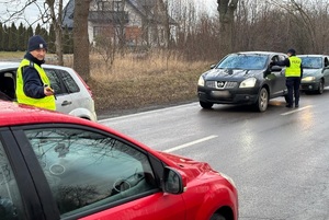 policjanci kontrolujący trzeźwość kierujących