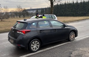 policjanci kontrolujący trzeźwość kierujących