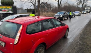 policjanci kontrolujący trzeźwość kierowców