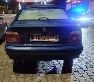 samochód bmw koloru niebieskiego