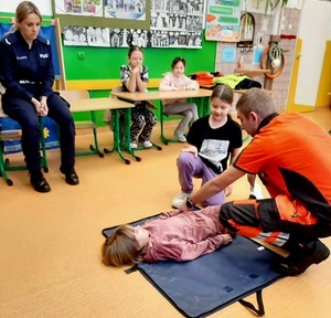 policjantka i ratownik medyczny