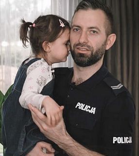 policjant z dzieckiem