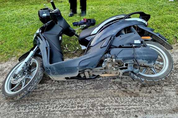 przewrócony na bok motorower