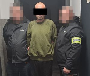 policjanci z zatrzymanym mężczyzną