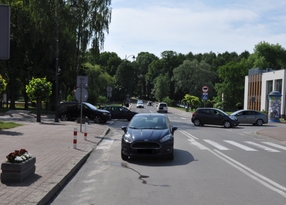 samochód biorący udział w zdarzeniu drogowym